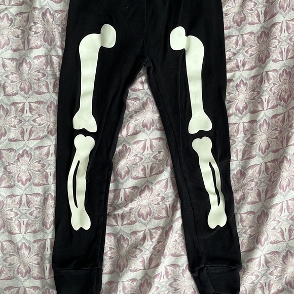 Bones 🦴 glow pjs size 4t - Picture 3 of 3